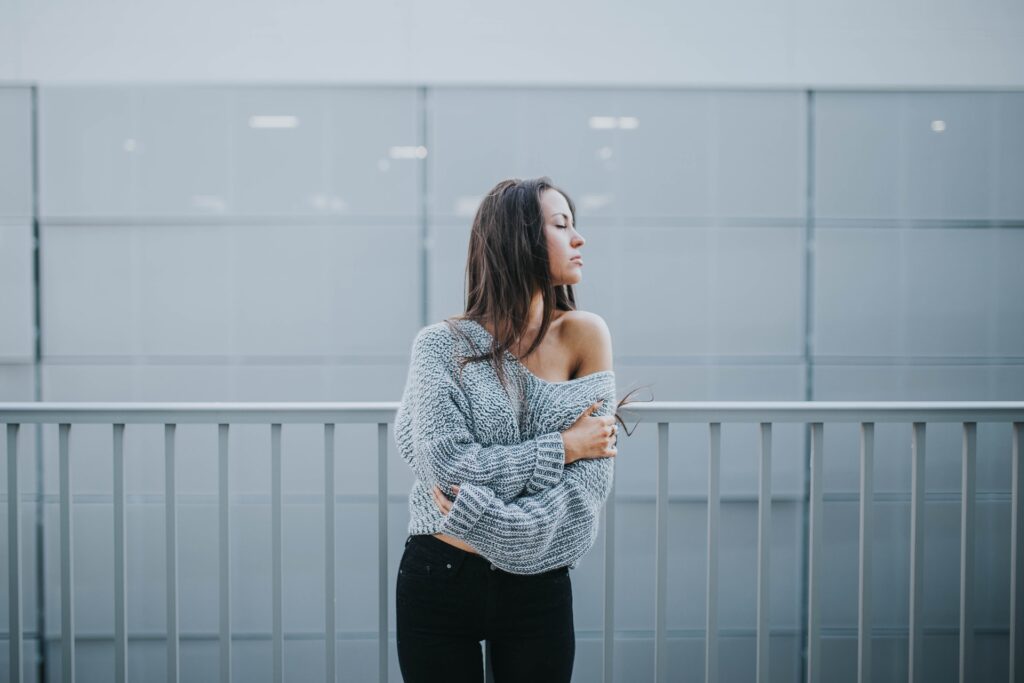 Sweater in grey with skinny jeans